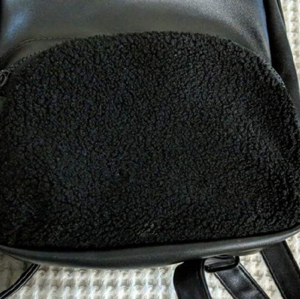Black backpack - Picture 2 of 3